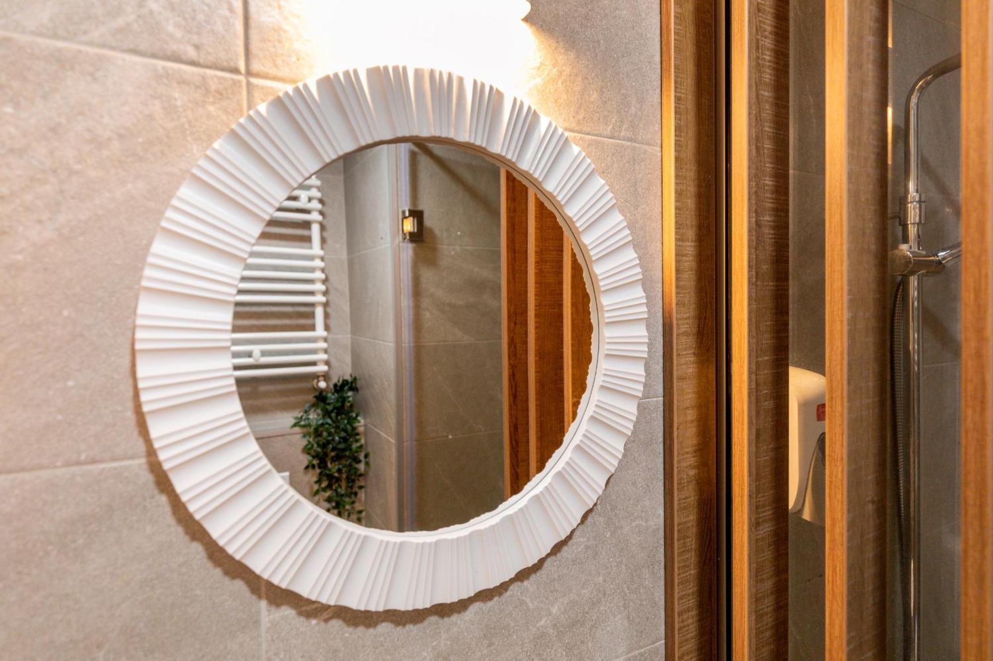 Modern Elegance In The Heart Of The City - romana Square Appartamento